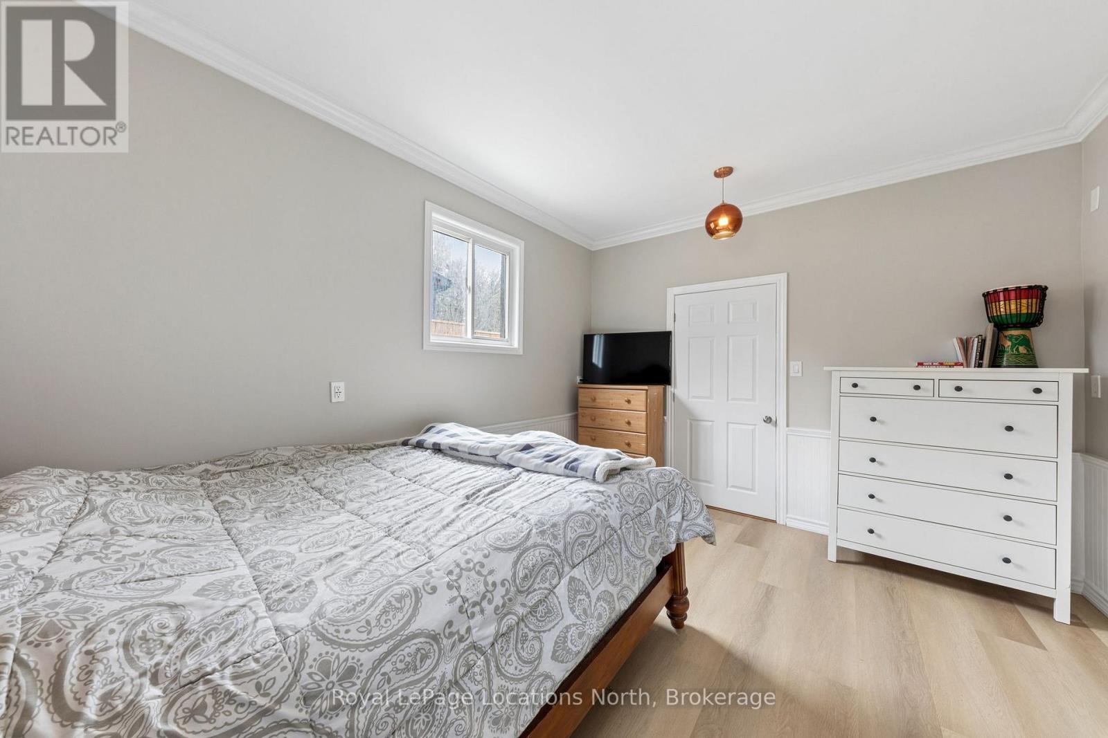 93 Ronald Avenue, Tiny, ON - Indoor Photo Showing Bedroom