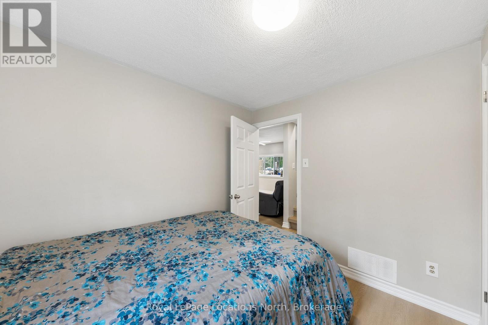 93 Ronald Avenue, Tiny, ON - Indoor Photo Showing Bedroom
