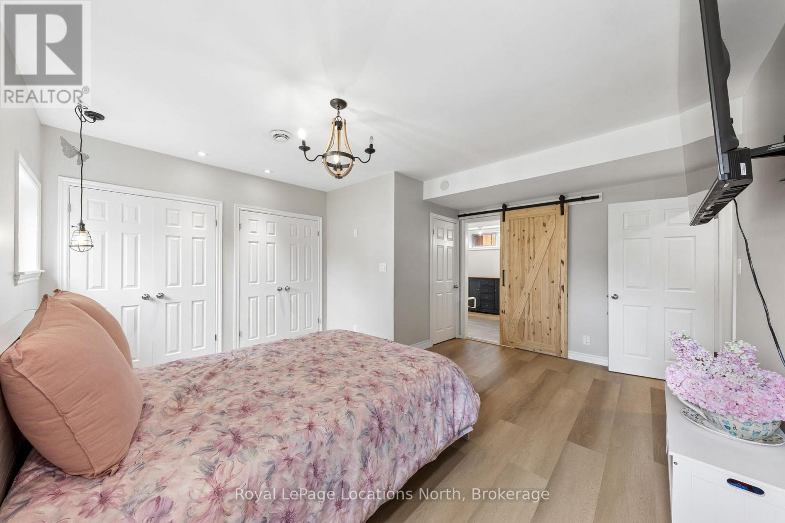 93 Ronald Avenue, Tiny, ON - Indoor Photo Showing Bedroom