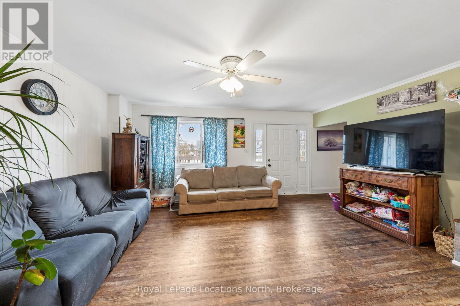 93 Ronald Avenue, Tiny, ON - Indoor Photo Showing Living Room