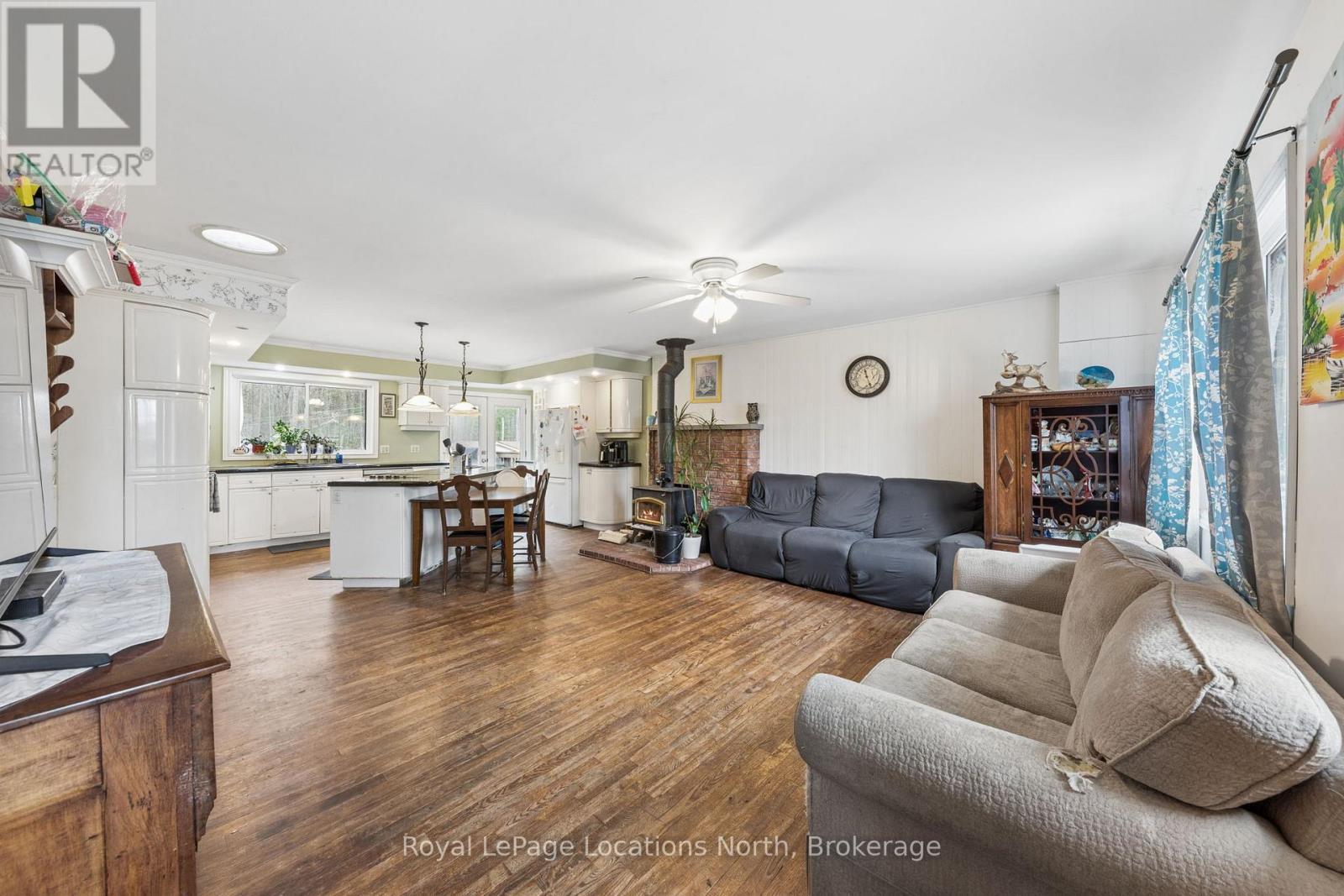 93 Ronald Avenue, Tiny, ON - Indoor Photo Showing Living Room