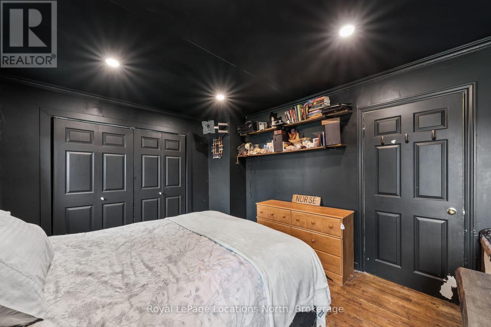 93 Ronald Avenue, Tiny, ON - Indoor Photo Showing Bedroom