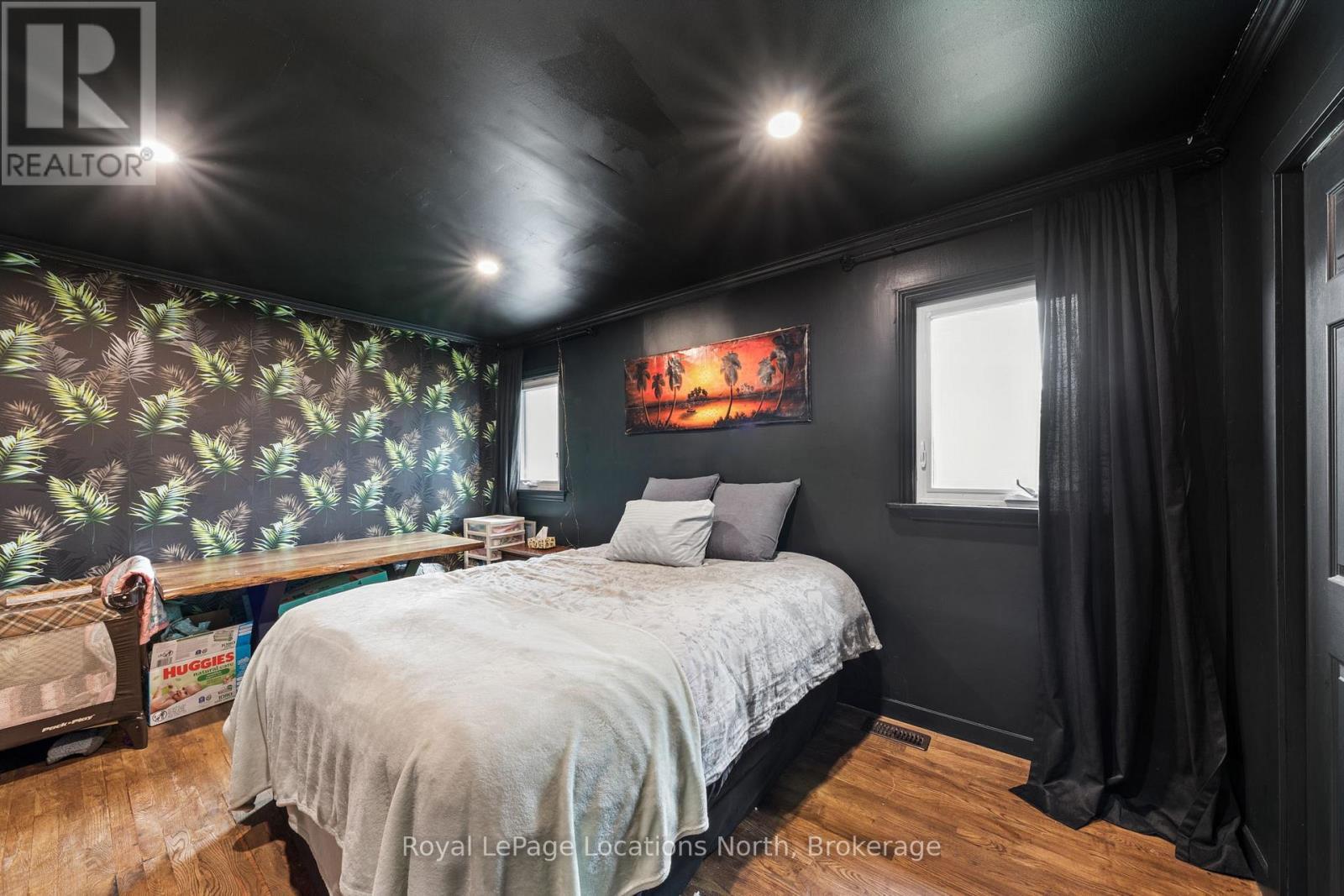 93 Ronald Avenue, Tiny, ON - Indoor Photo Showing Bedroom