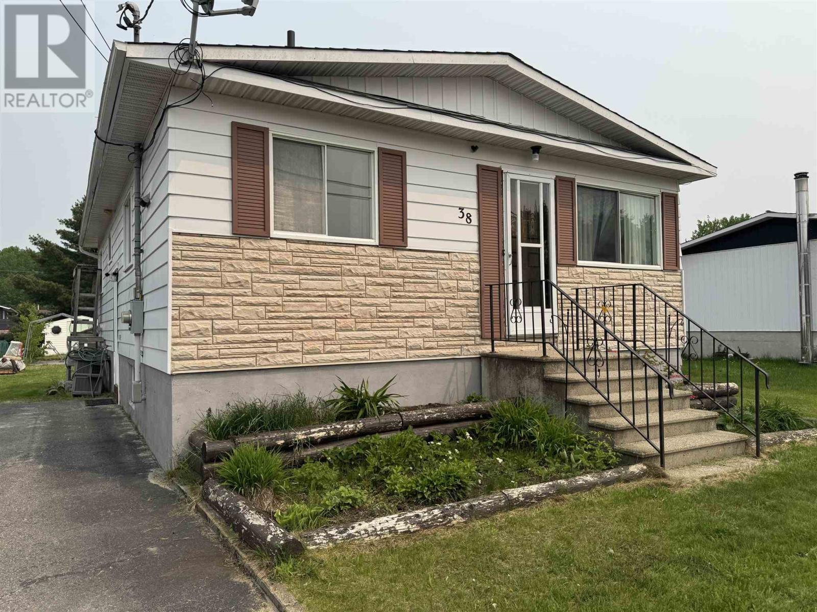 38 Richard St, Chapleau, ON - Outdoor