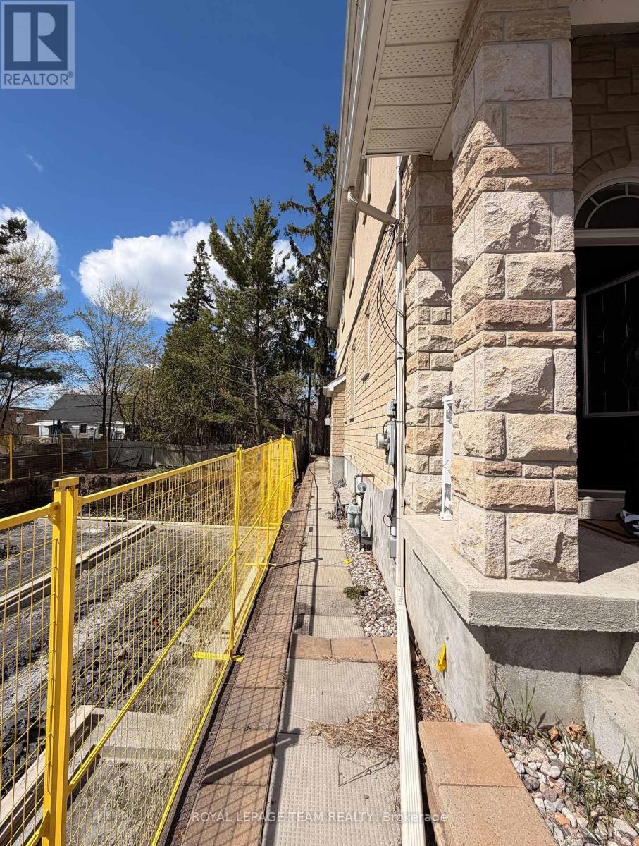 1221 Anoka Street, Ottawa, ON - Outdoor