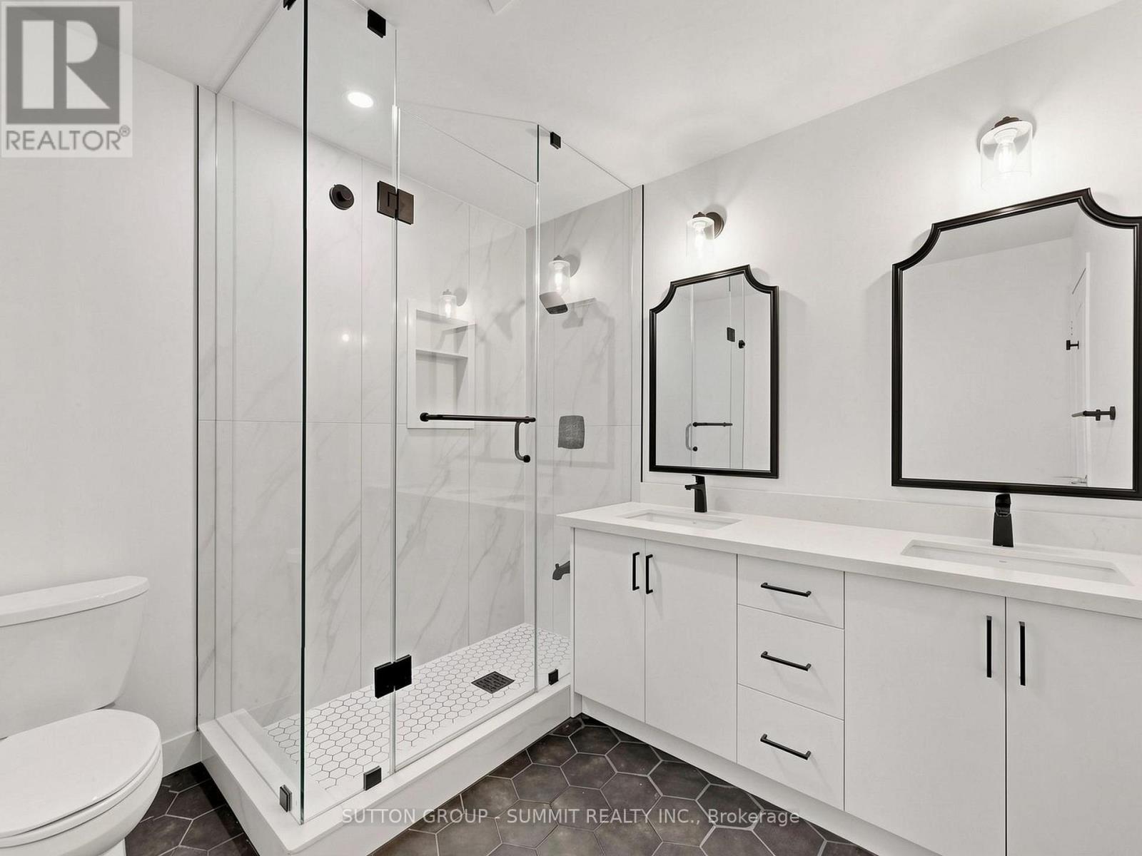 735 Maxman Street, Mississauga, ON - Indoor Photo Showing Bathroom