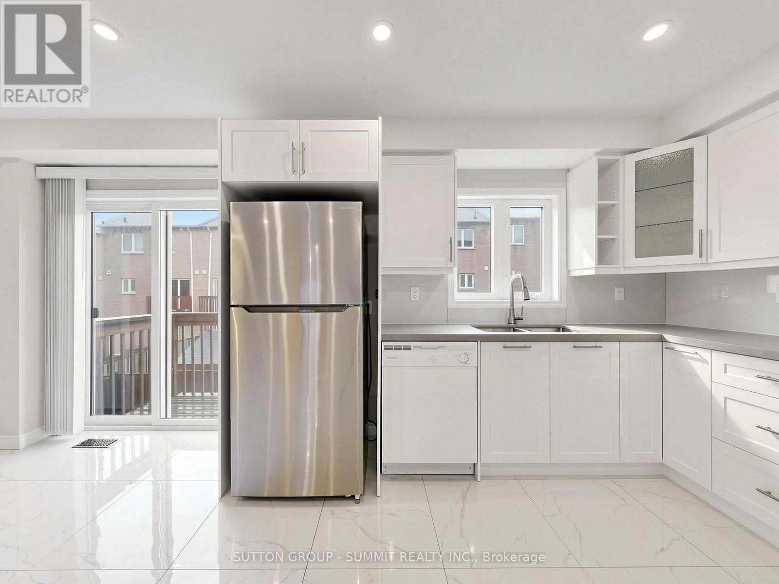 735 Maxman Street, Mississauga, ON - Indoor Photo Showing Kitchen With Double Sink
