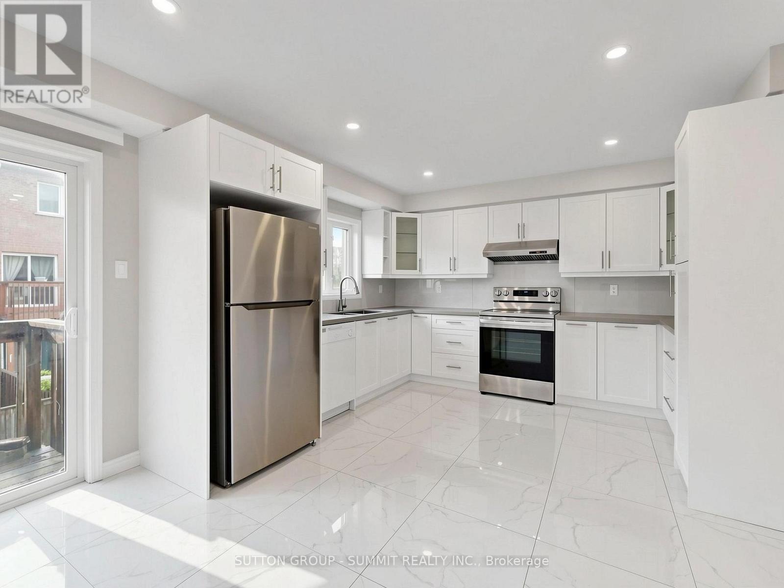 735 Maxman Street, Mississauga, ON - Indoor Photo Showing Kitchen