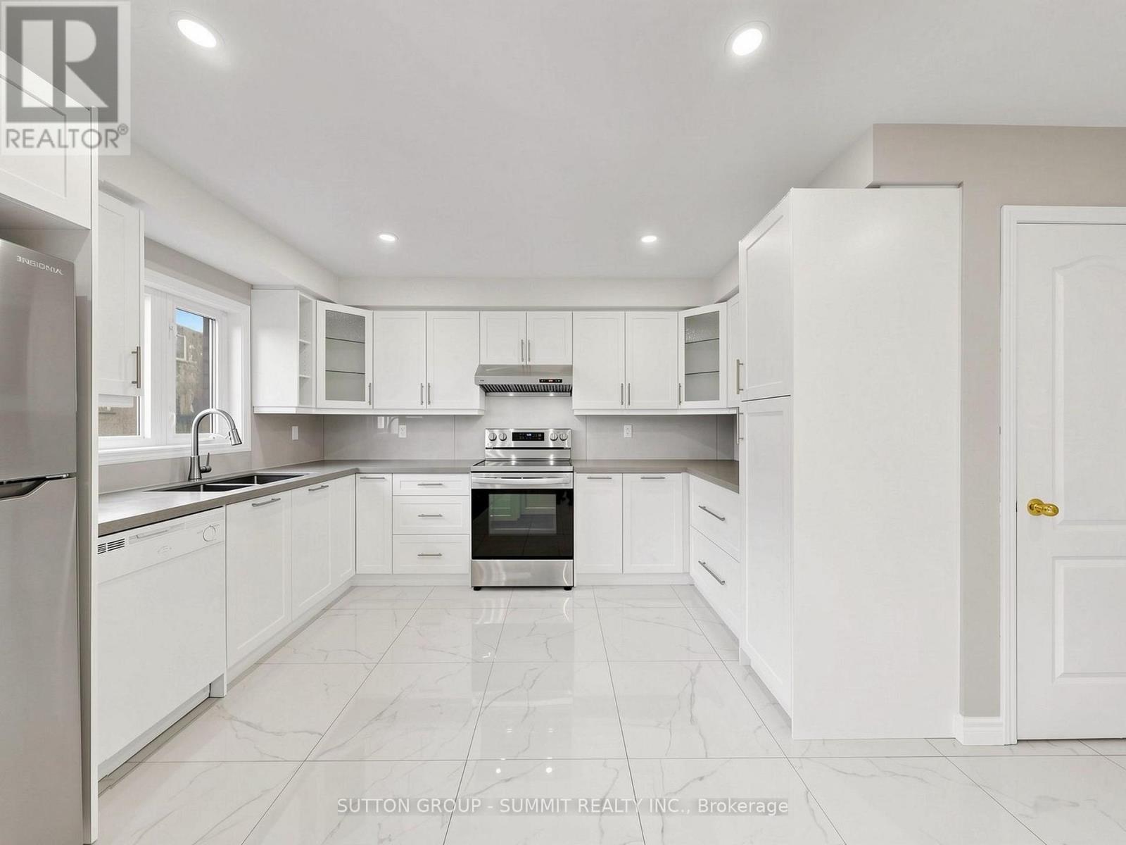 735 Maxman Street, Mississauga, ON - Indoor Photo Showing Kitchen With Double Sink