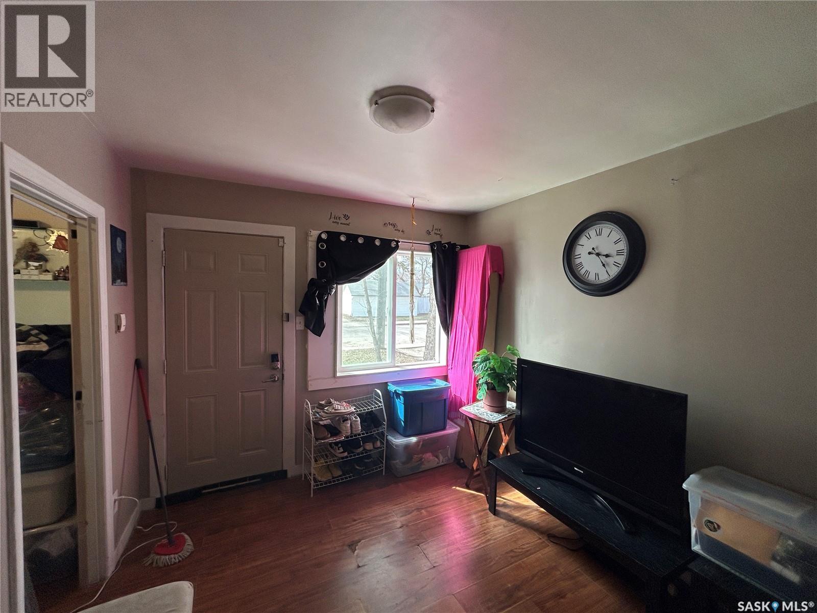 1112 N Avenue S, Saskatoon, SK - Indoor