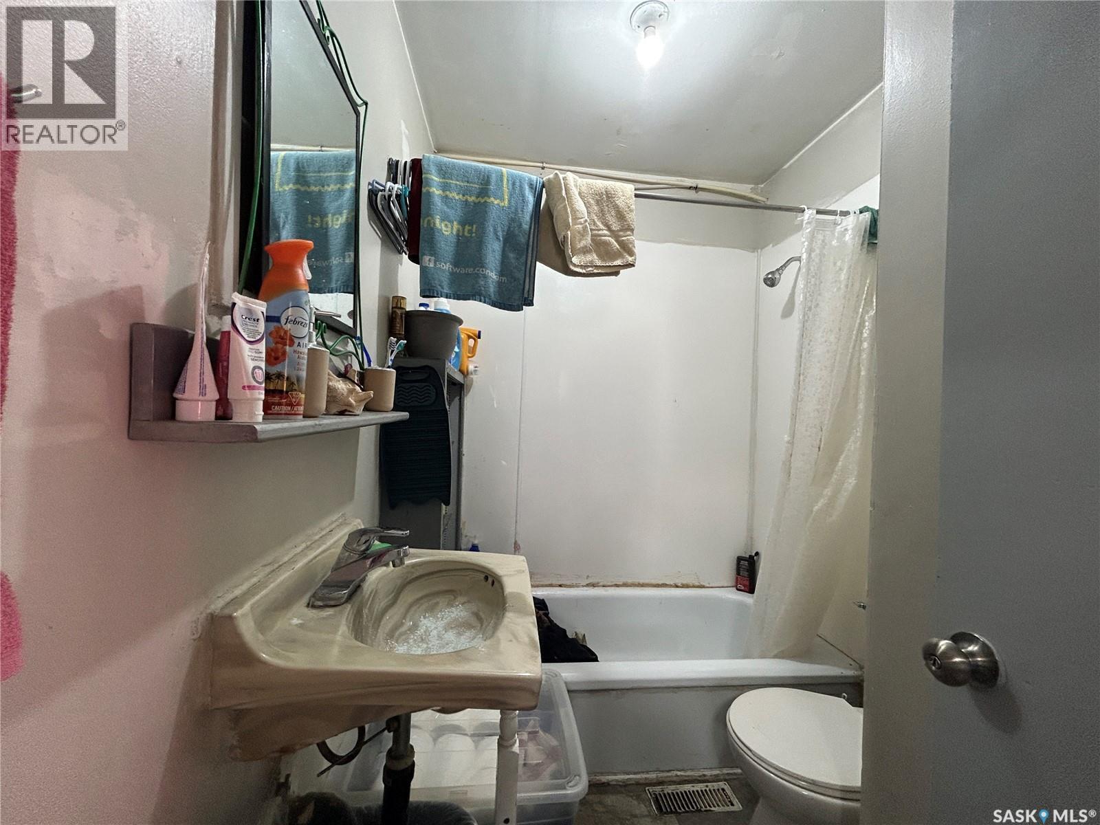 1112 N Avenue S, Saskatoon, SK - Indoor Photo Showing Bathroom