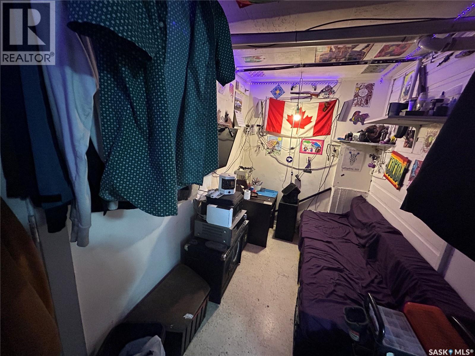 1112 N Avenue S, Saskatoon, SK - Indoor