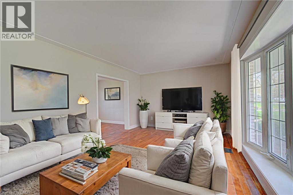 144 Shuh Avenue, Kitchener, ON - Indoor Photo Showing Living Room