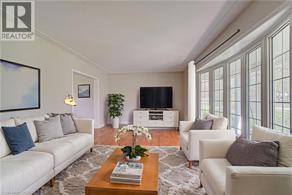 144 Shuh Avenue, Kitchener, ON - Indoor Photo Showing Living Room