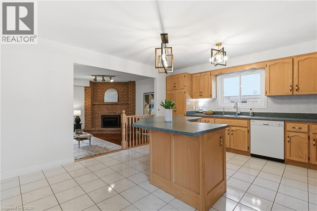 12 Sumner Crescent, Grimsby, ON - Indoor Photo Showing Kitchen