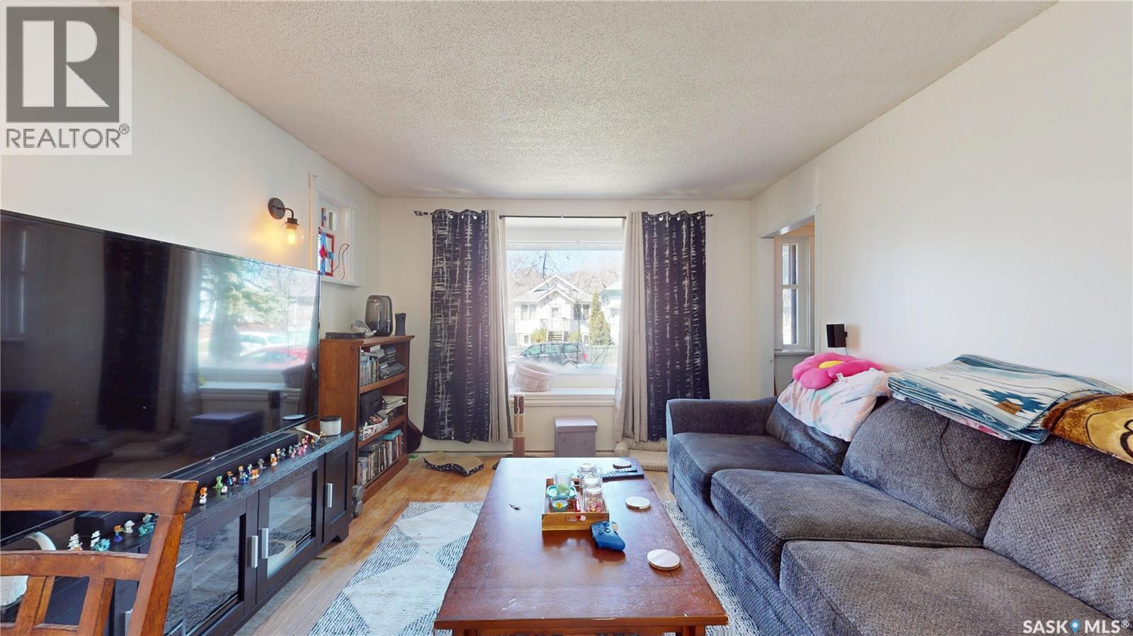 1337 Mctavish Street, Regina, SK - Indoor Photo Showing Living Room