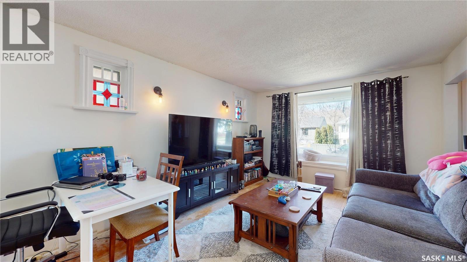 1337 Mctavish Street, Regina, SK - Indoor Photo Showing Living Room