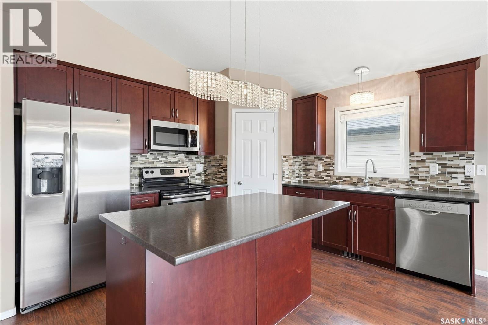 517 Redwood Crescent, Warman, SK - Indoor Photo Showing Kitchen With Stainless Steel Kitchen With Double Sink With Upgraded Kitchen