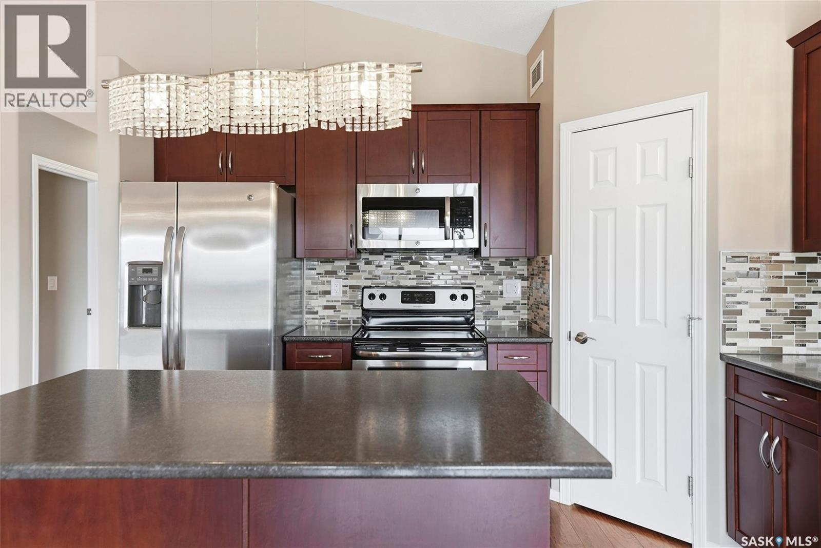 517 Redwood Crescent, Warman, SK - Indoor Photo Showing Kitchen With Stainless Steel Kitchen