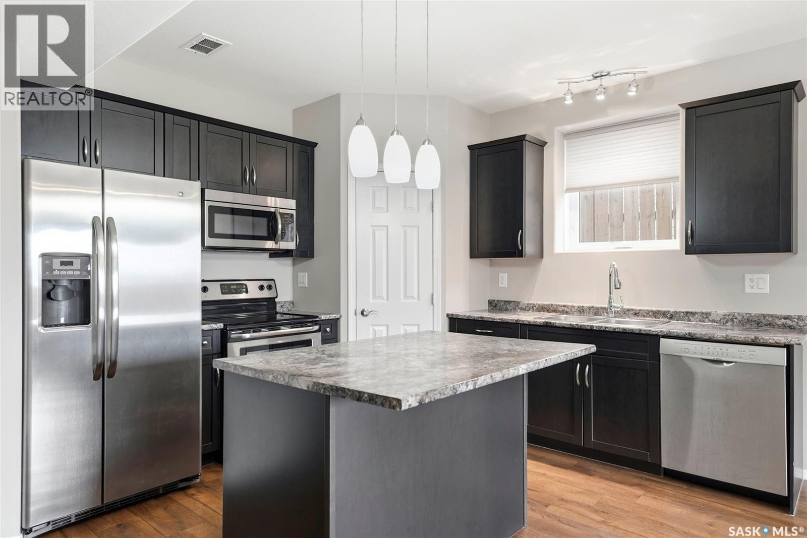 517 Redwood Crescent, Warman, SK - Indoor Photo Showing Kitchen With Stainless Steel Kitchen With Upgraded Kitchen