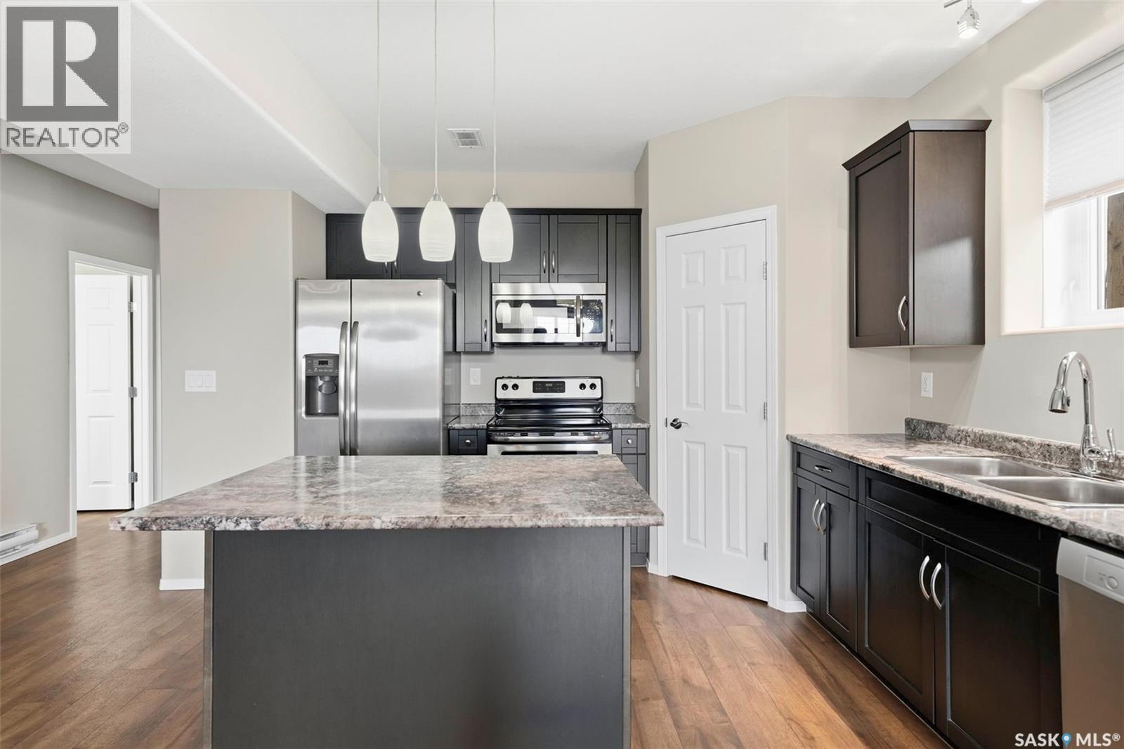 517 Redwood Crescent, Warman, SK - Indoor Photo Showing Kitchen With Stainless Steel Kitchen With Double Sink With Upgraded Kitchen