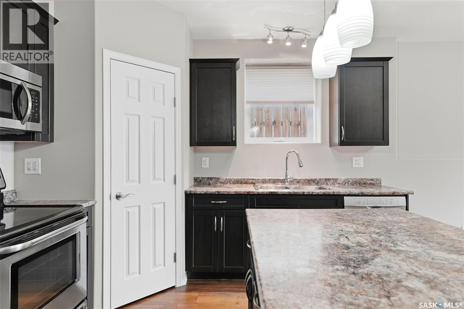 517 Redwood Crescent, Warman, SK - Indoor Photo Showing Kitchen