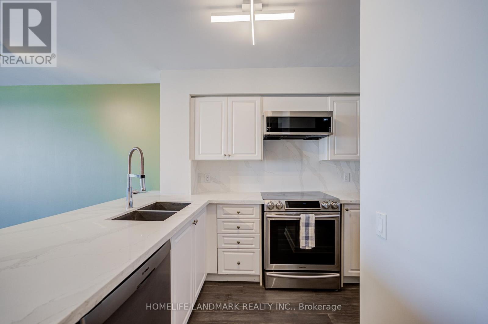 317 - 9017 Leslie Street, Richmond Hill, ON - Indoor Photo Showing Kitchen With Double Sink With Upgraded Kitchen