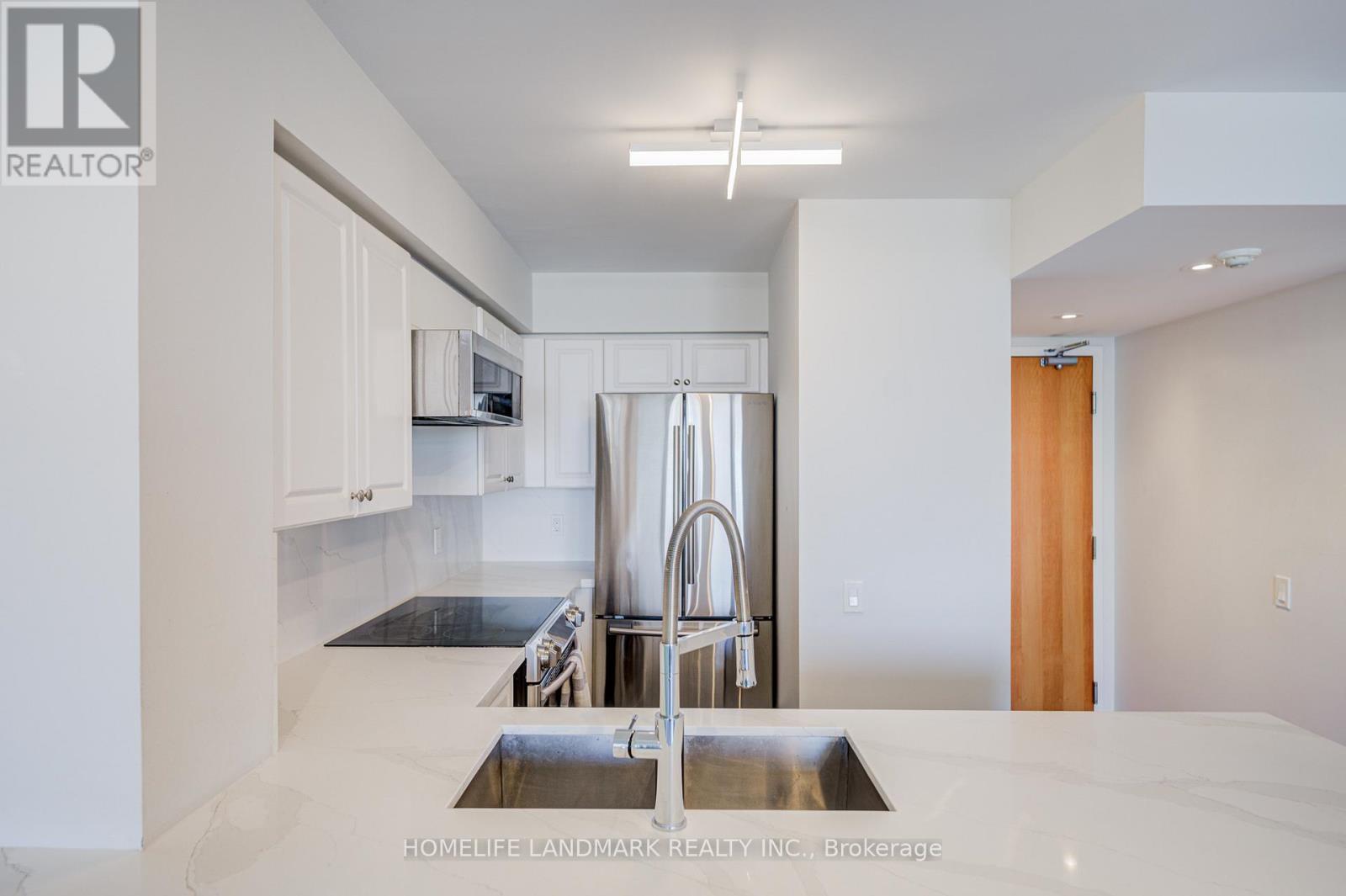317 - 9017 Leslie Street, Richmond Hill, ON - Indoor Photo Showing Kitchen With Upgraded Kitchen