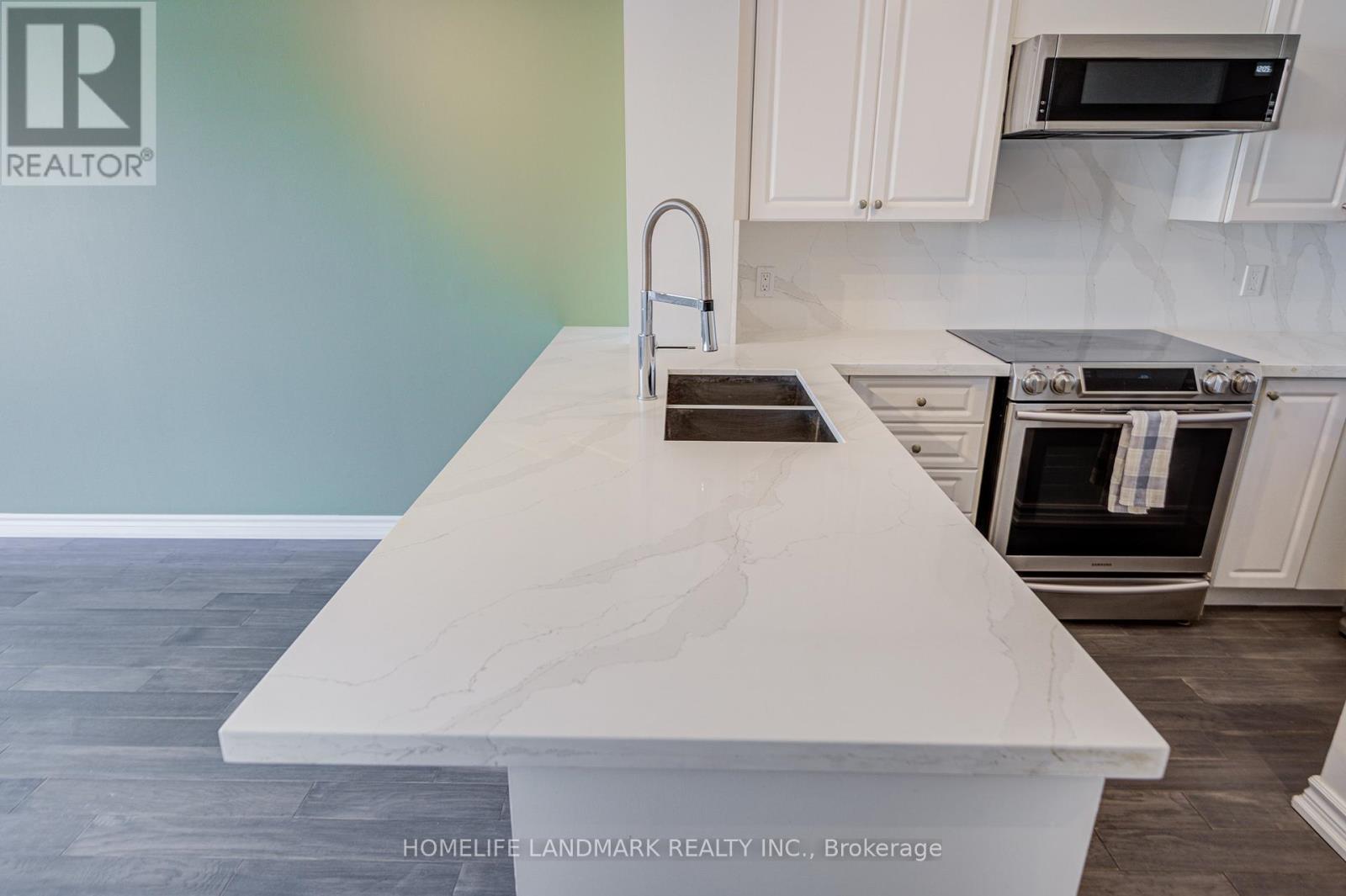 317 - 9017 Leslie Street, Richmond Hill, ON - Indoor Photo Showing Kitchen With Double Sink With Upgraded Kitchen