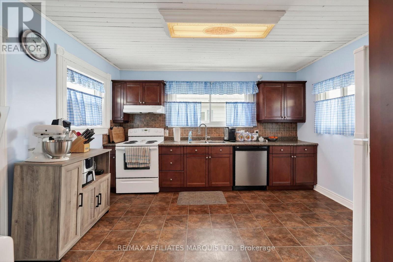 335 Fifth Street E, Cornwall, ON - Indoor Photo Showing Kitchen