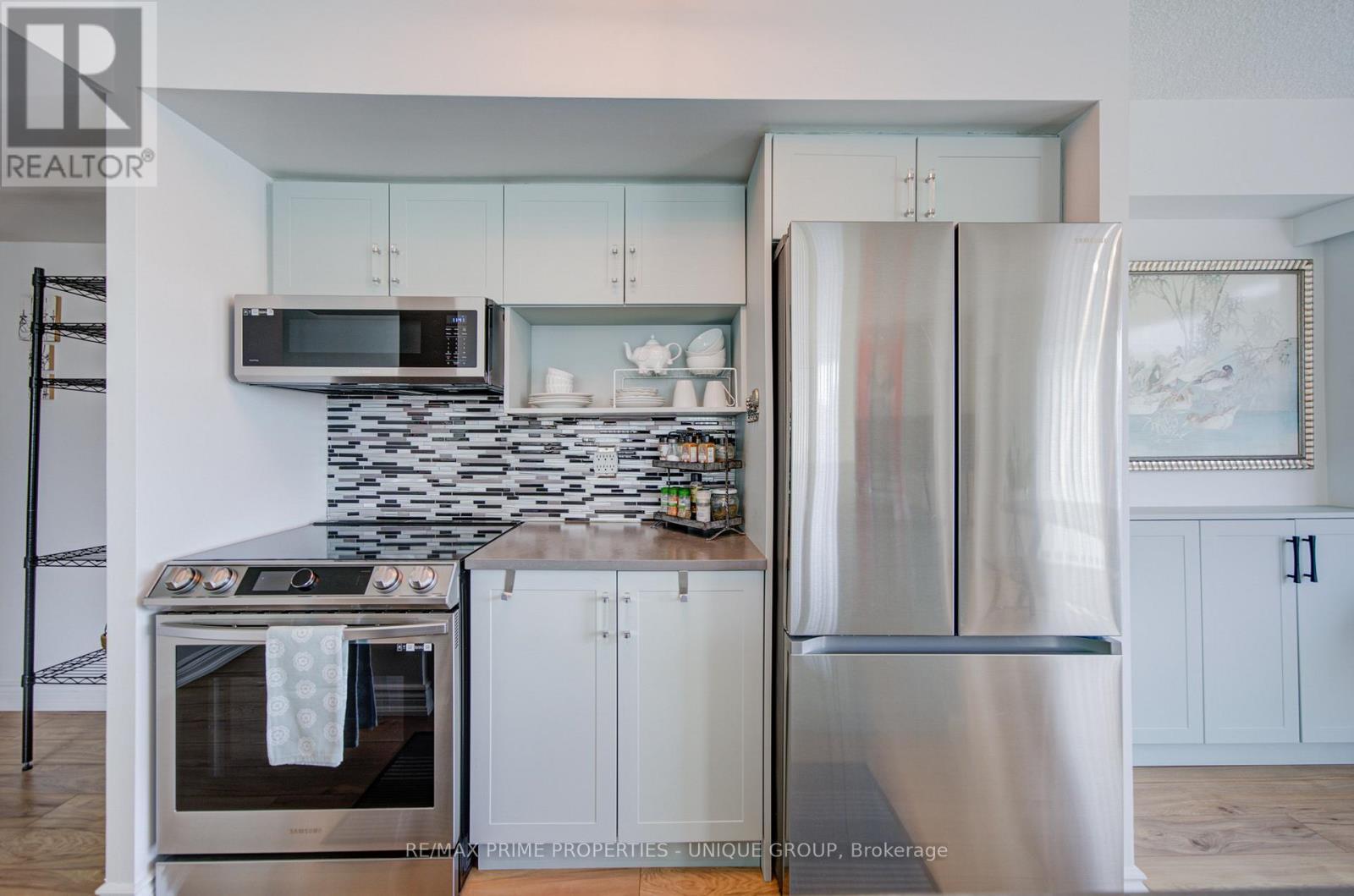 202 - 97 Lawton Boulevard, Toronto, ON - Indoor Photo Showing Kitchen With Upgraded Kitchen