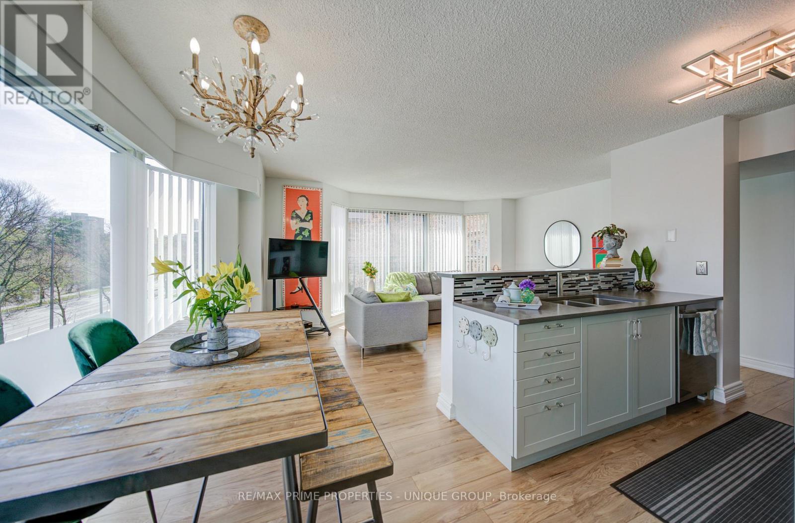 202 - 97 Lawton Boulevard, Toronto, ON - Indoor Photo Showing Dining Room