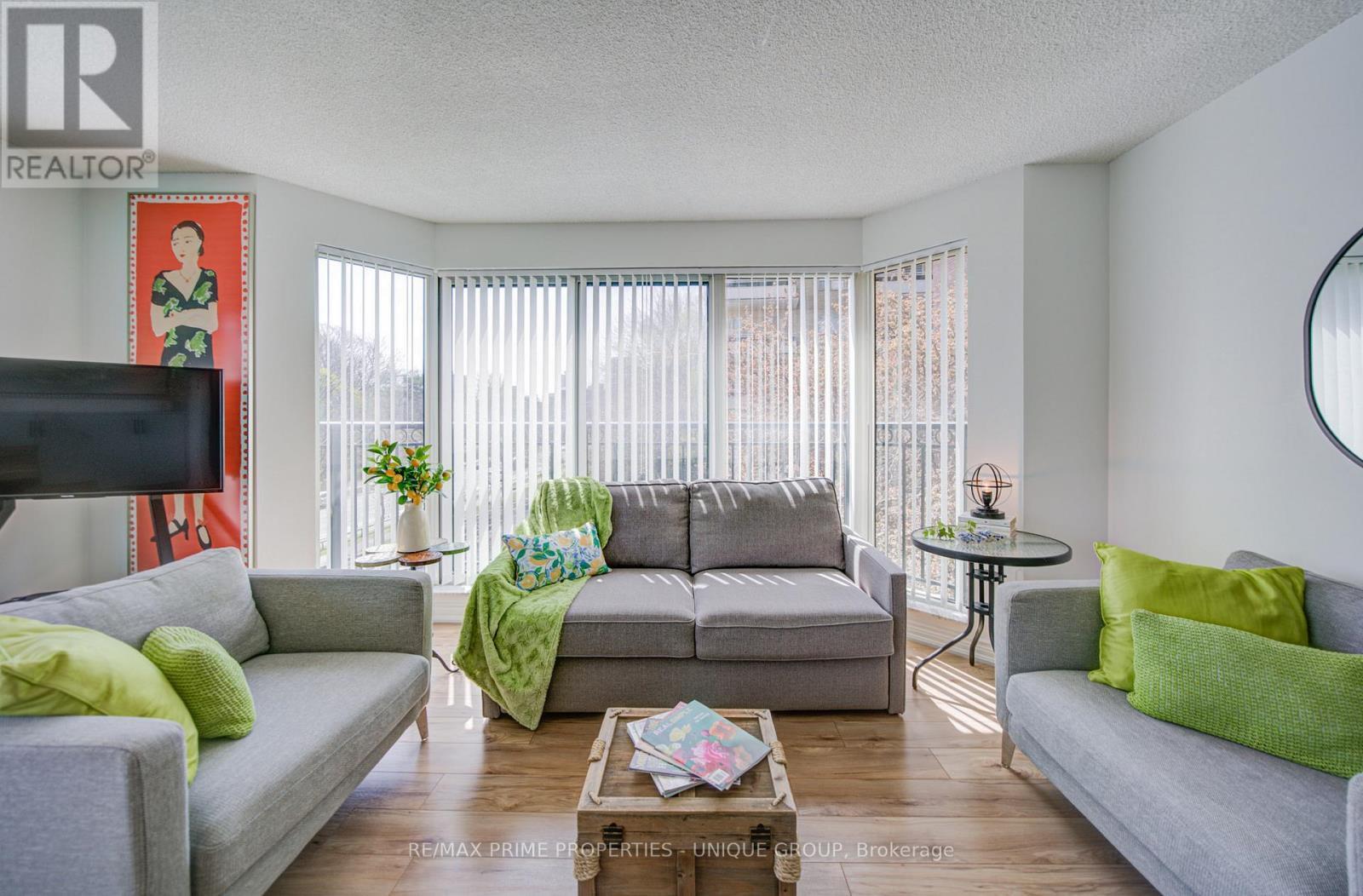 202 - 97 Lawton Boulevard, Toronto, ON - Indoor Photo Showing Living Room
