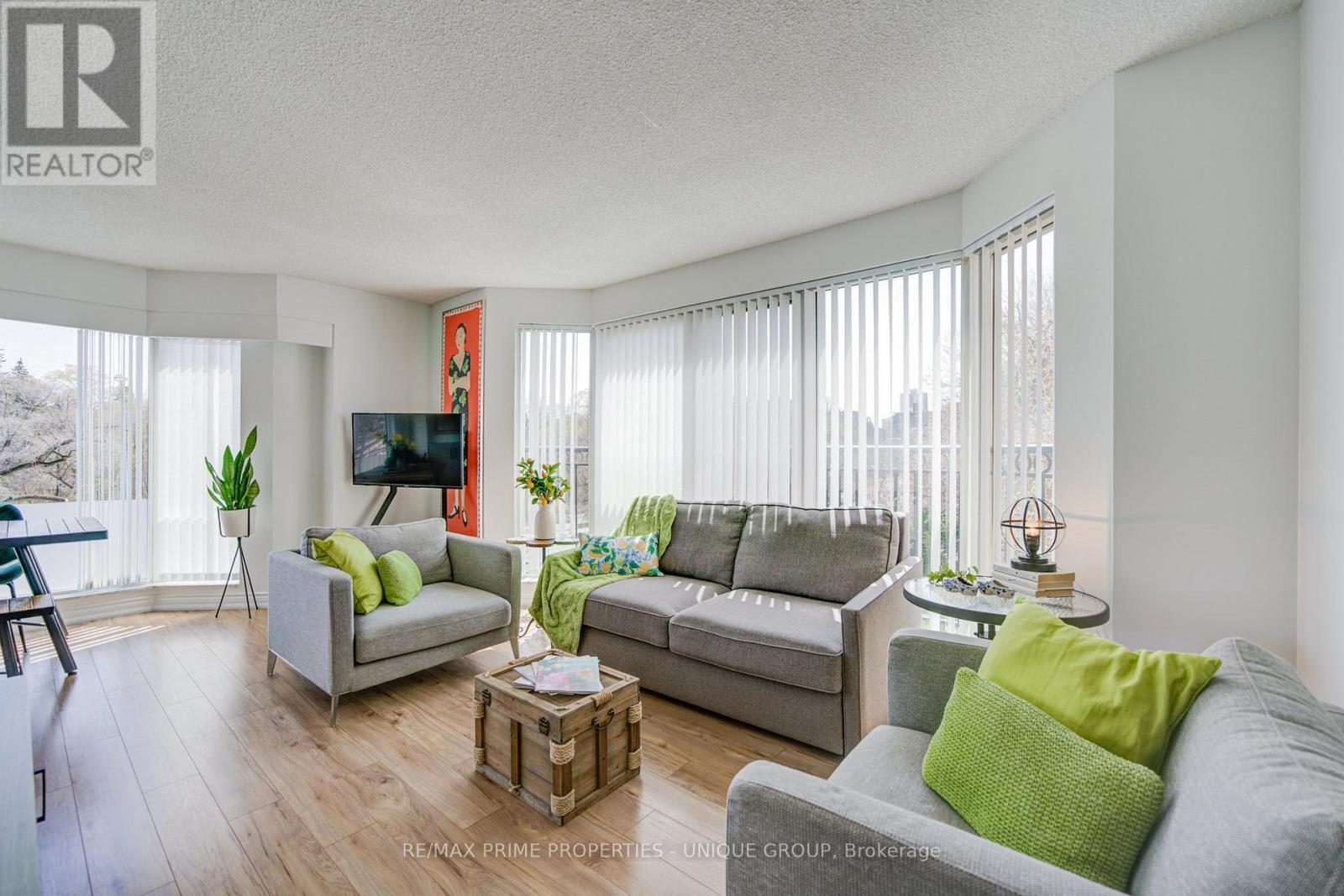 202 - 97 Lawton Boulevard, Toronto, ON - Indoor Photo Showing Living Room