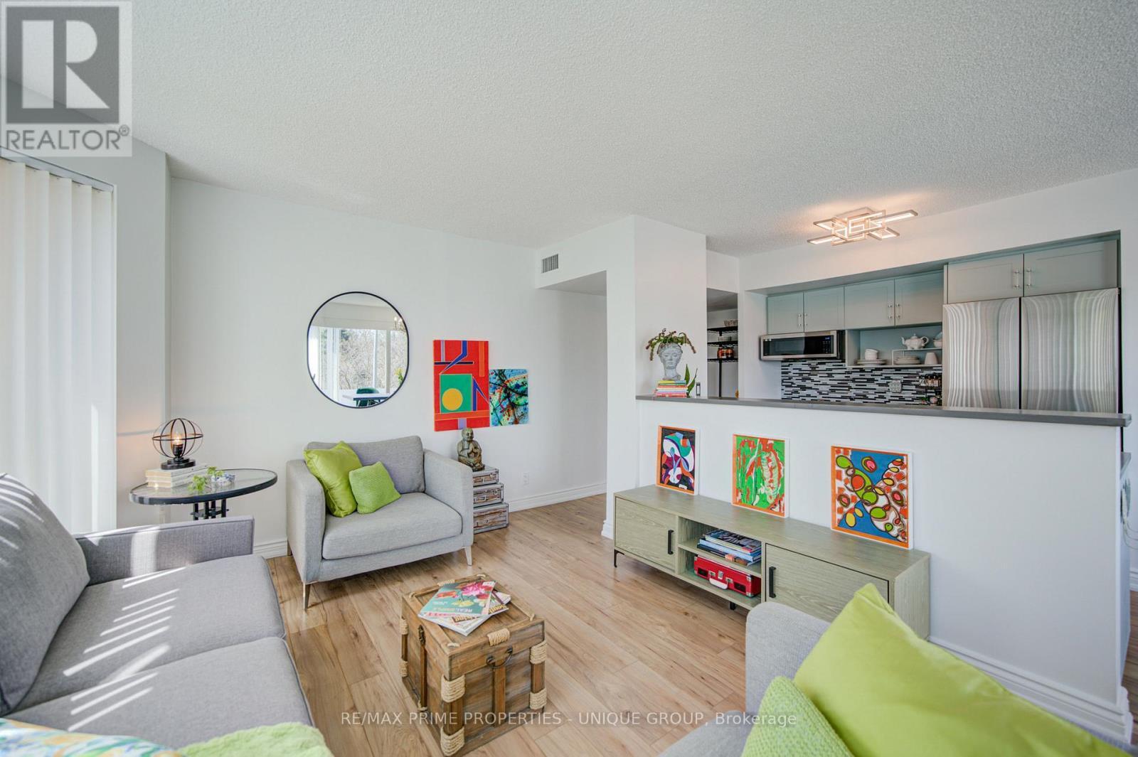 202 - 97 Lawton Boulevard, Toronto, ON - Indoor Photo Showing Living Room