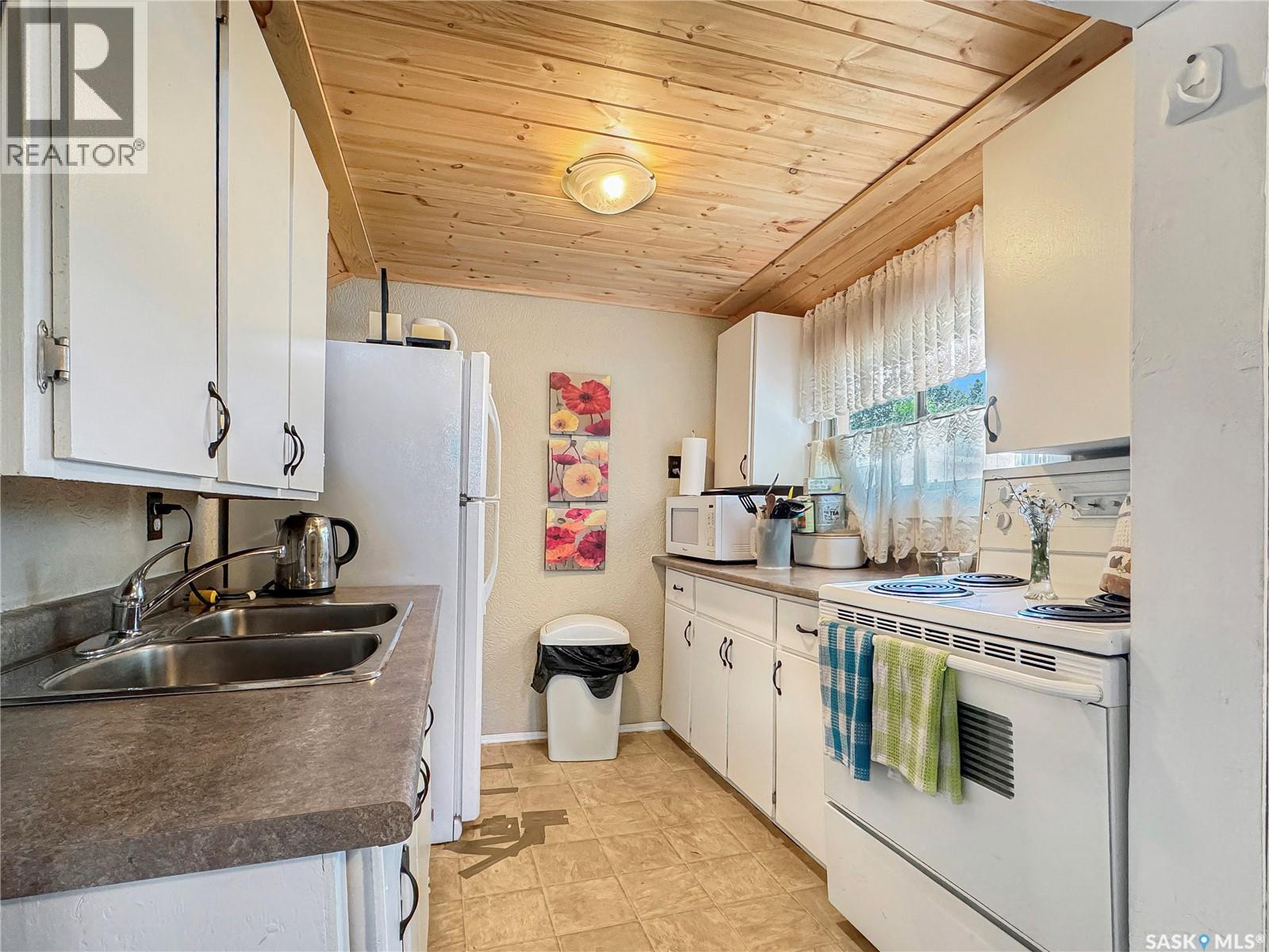551 Joseph Crescent, Cochin, SK - Indoor Photo Showing Kitchen With Double Sink