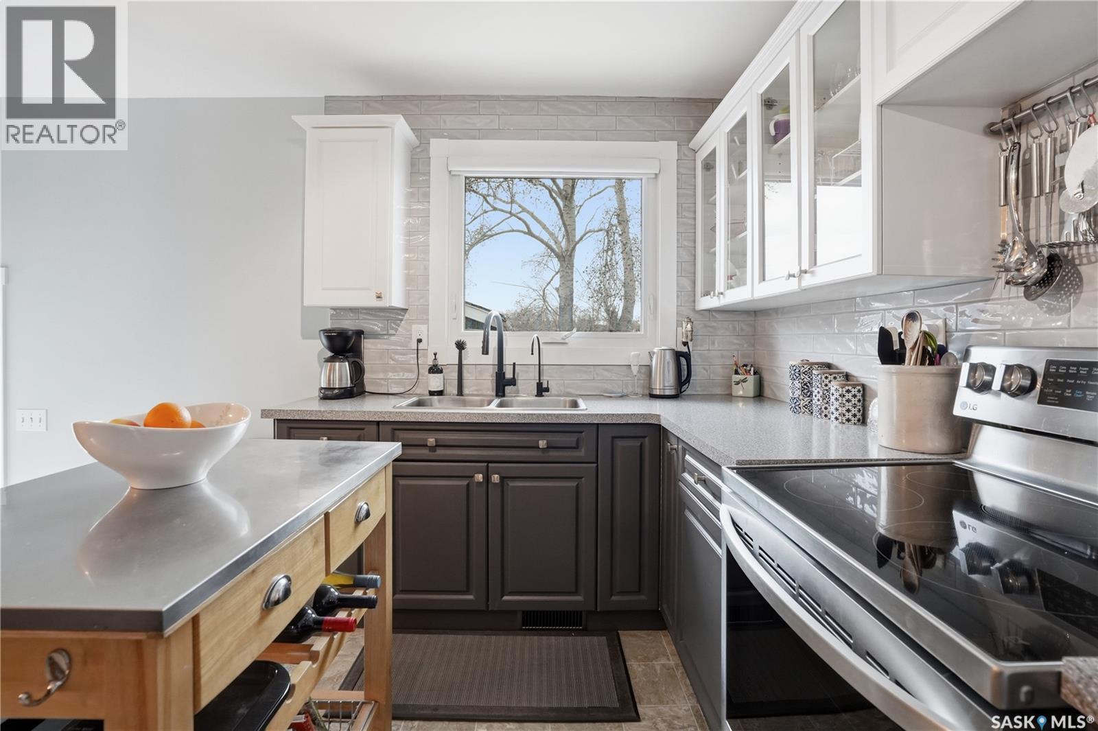 95 Schneider Crescent, Regina, SK - Indoor Photo Showing Kitchen With Double Sink