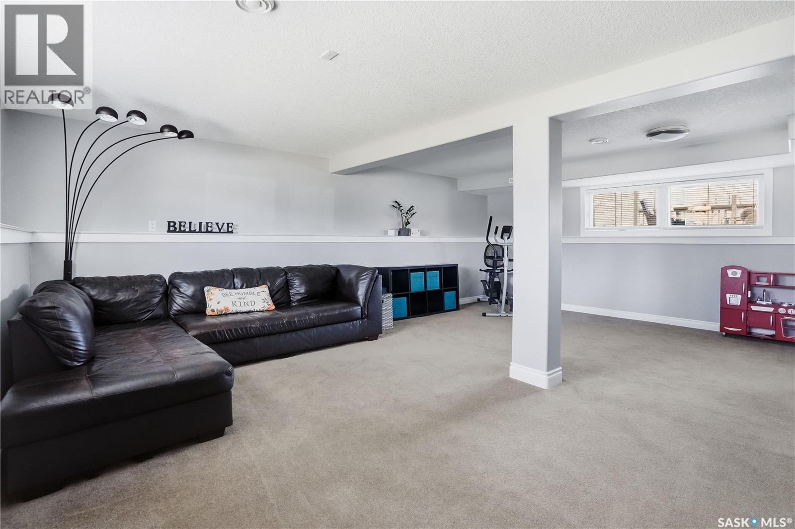 115 Stapleford Crescent, Regina, SK - Indoor Photo Showing Living Room