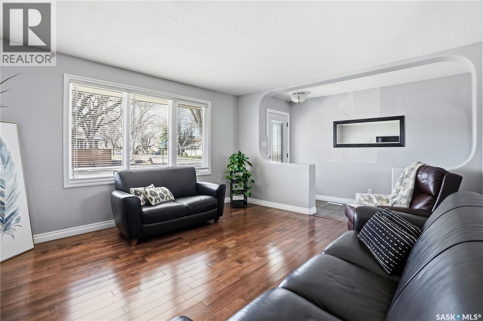 115 Stapleford Crescent, Regina, SK - Indoor Photo Showing Living Room