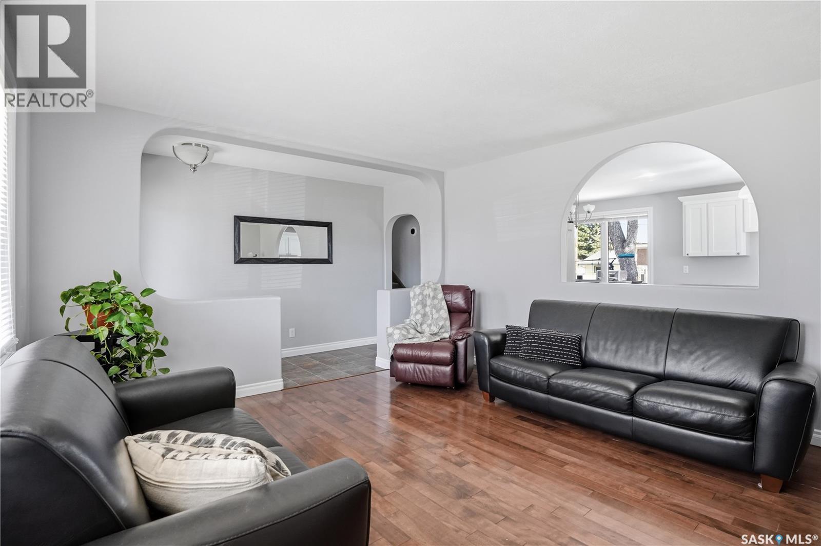 115 Stapleford Crescent, Regina, SK - Indoor Photo Showing Living Room
