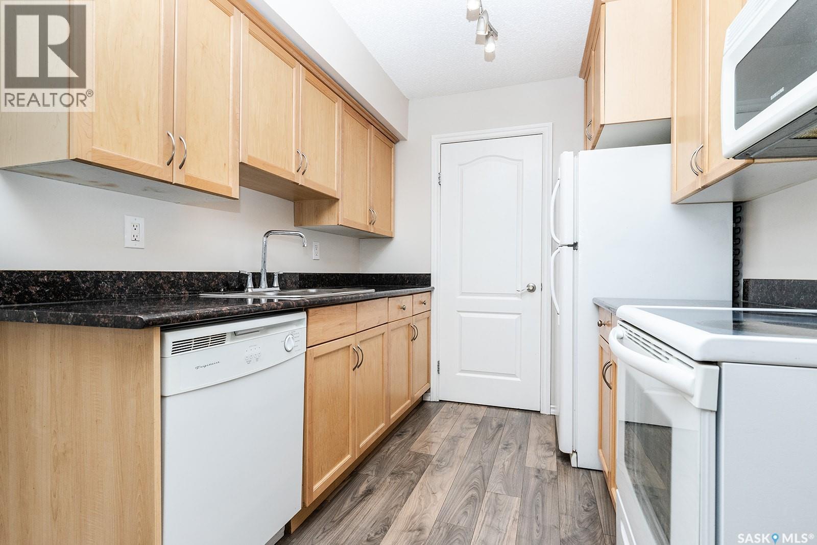 102D2 1121 Mckercher Drive, Saskatoon, SK - Indoor Photo Showing Kitchen