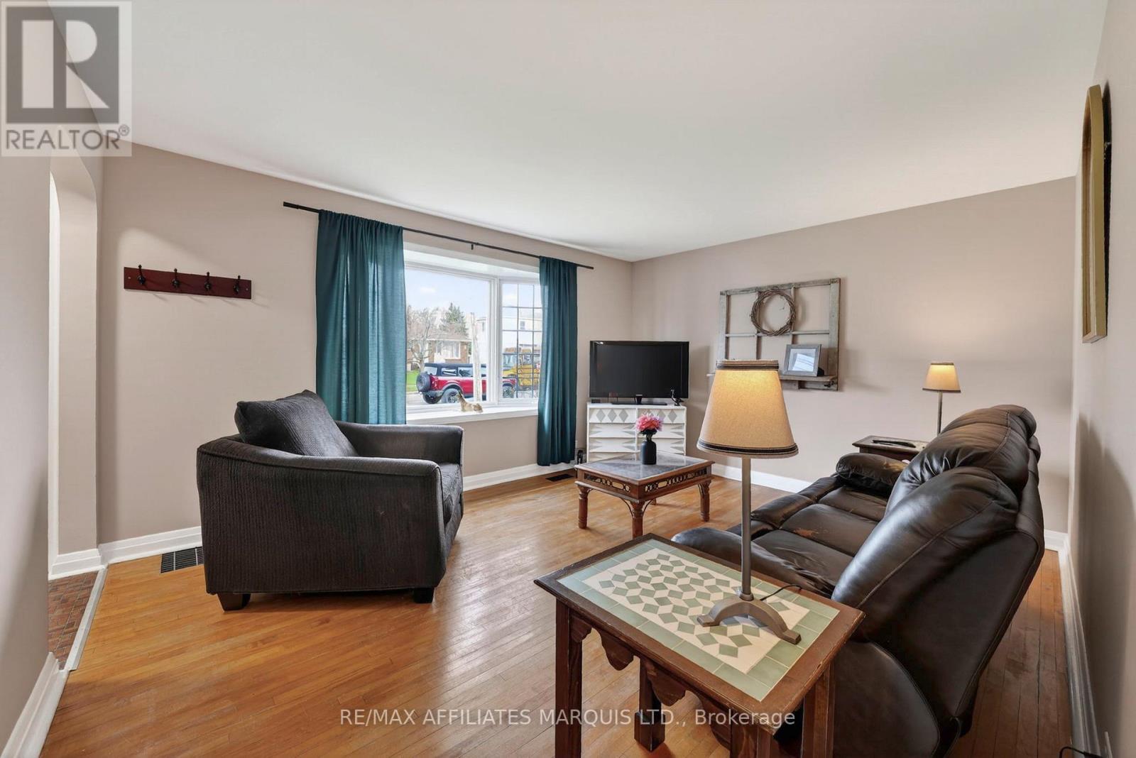 910 Leonard Avenue, Cornwall, ON - Indoor Photo Showing Living Room