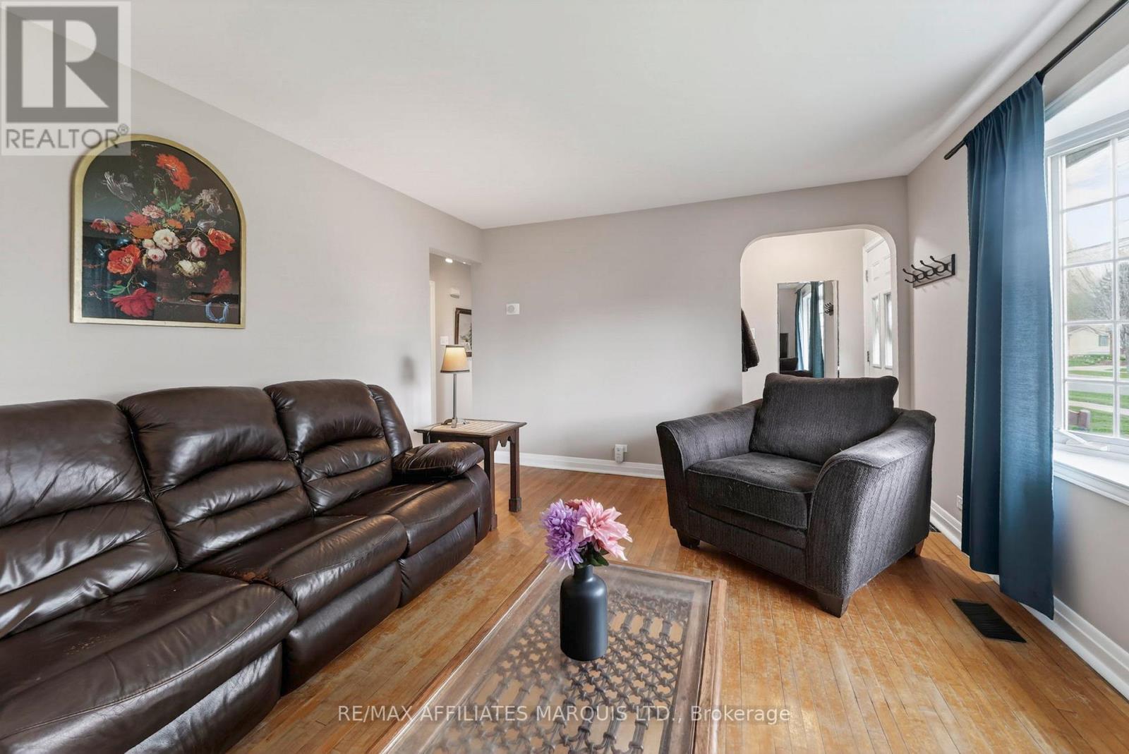 910 Leonard Avenue, Cornwall, ON - Indoor Photo Showing Living Room