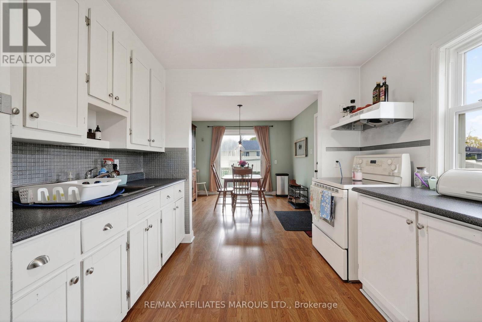 910 Leonard Avenue, Cornwall, ON - Indoor Photo Showing Kitchen