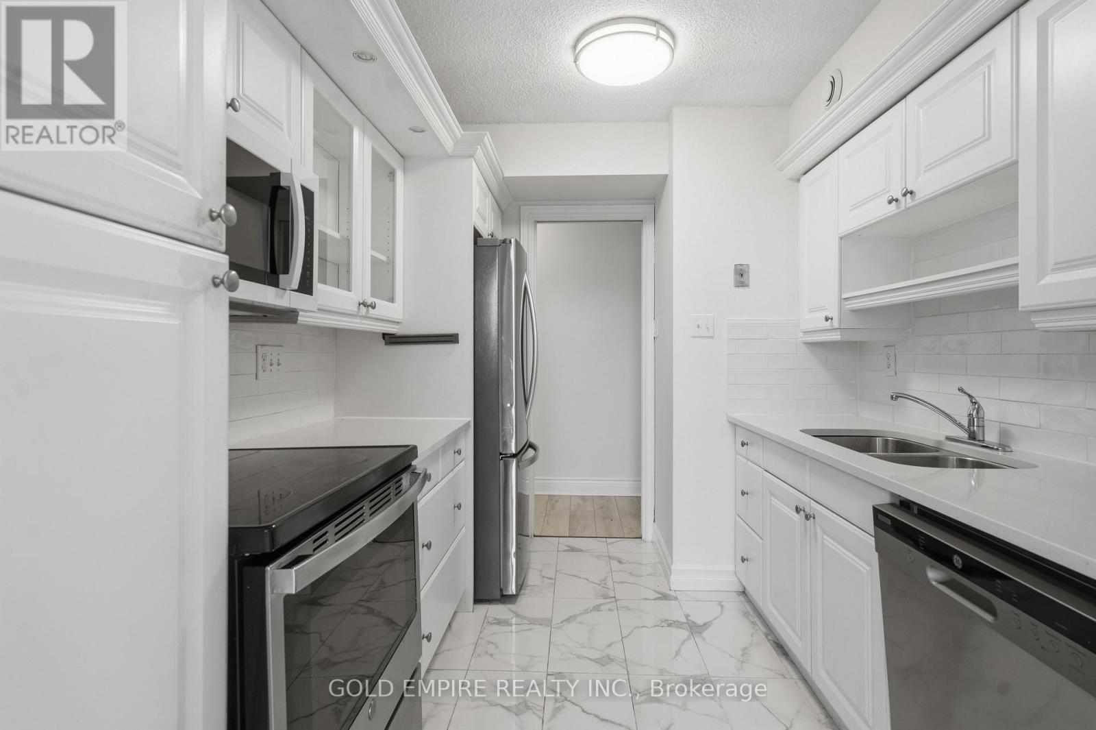 701 - 389 Dundas Street, London East (East K), ON - Indoor Photo Showing Kitchen With Stainless Steel Kitchen With Double Sink