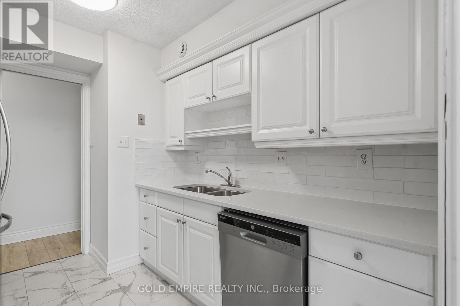 701 - 389 Dundas Street, London East (East K), ON - Indoor Photo Showing Kitchen With Double Sink