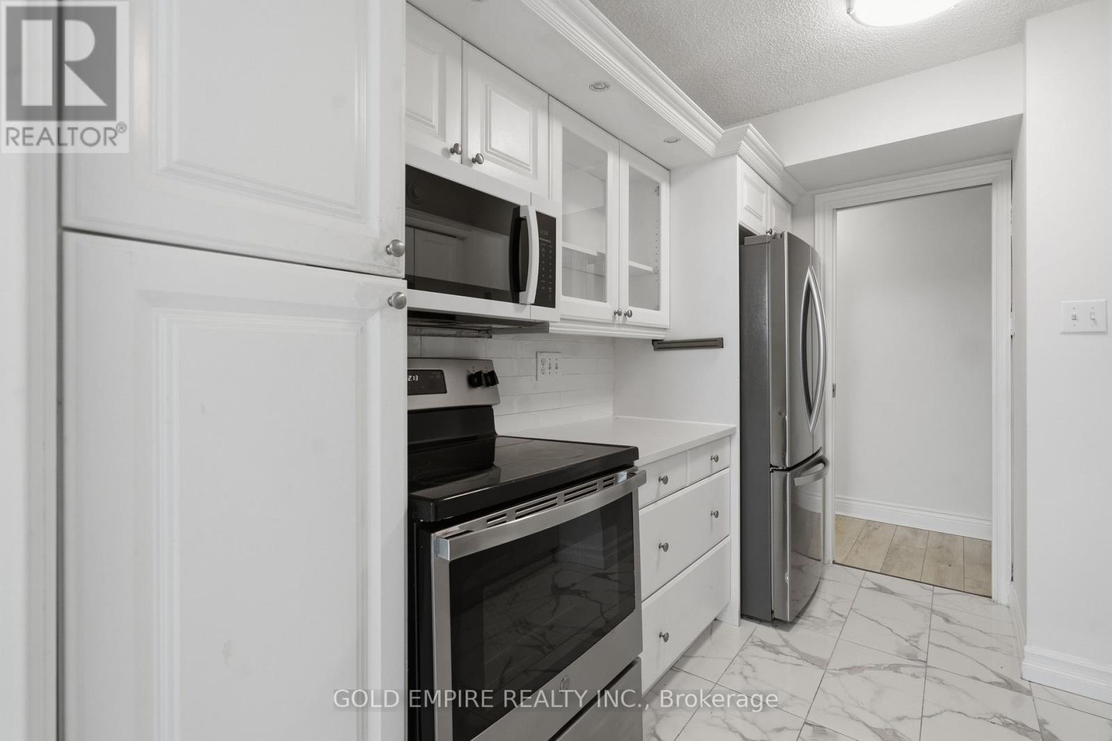 701 - 389 Dundas Street, London East (East K), ON - Indoor Photo Showing Kitchen With Stainless Steel Kitchen