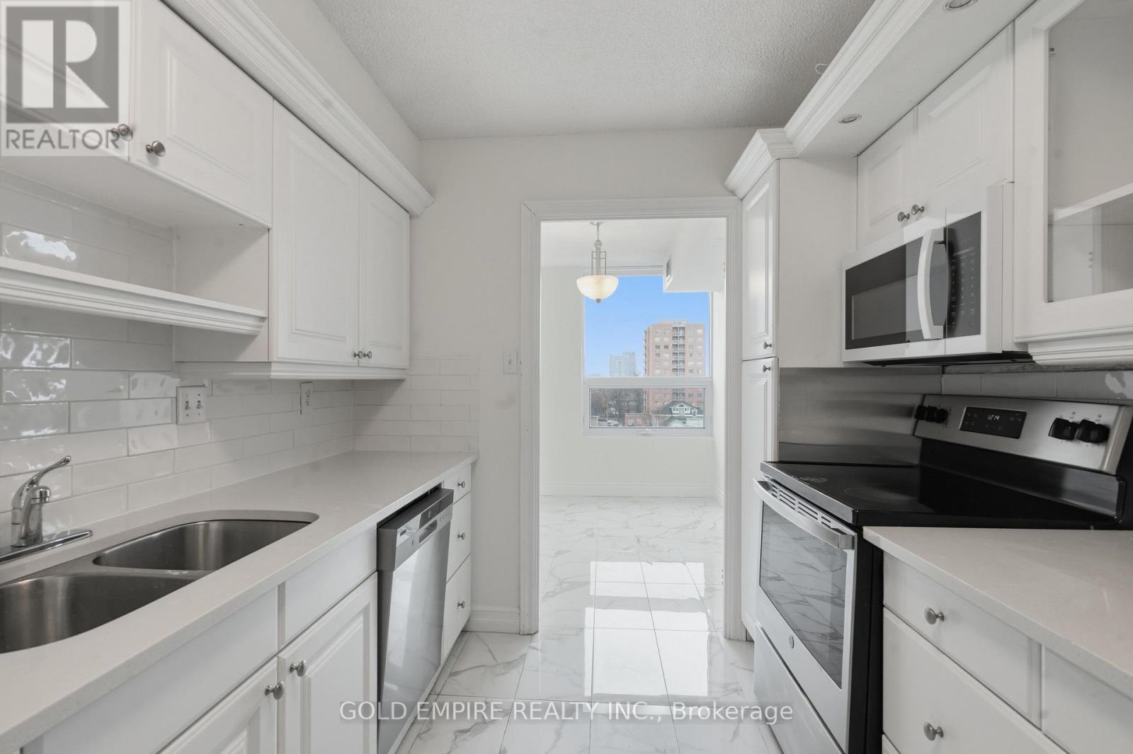 701 - 389 Dundas Street, London East (East K), ON - Indoor Photo Showing Kitchen With Stainless Steel Kitchen With Double Sink