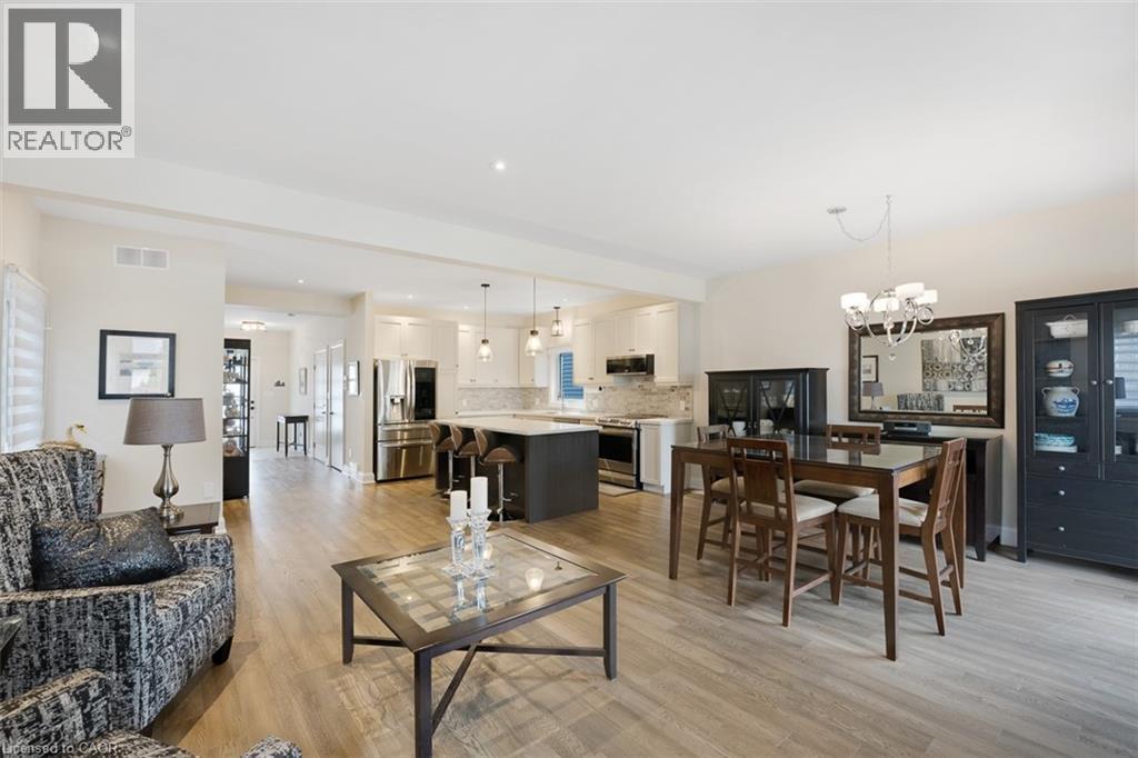 77 B Broadway Avenue, St. Catharines, ON - Indoor Photo Showing Living Room