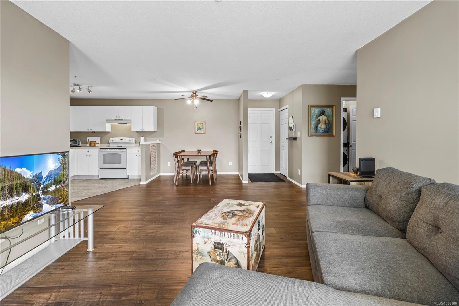 302-690 Third St, Nanaimo, BC - Indoor Photo Showing Living Room